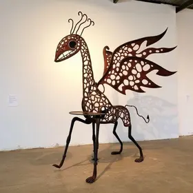exposição de arte em ferro reutilizado