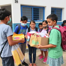 entrega de material escolar