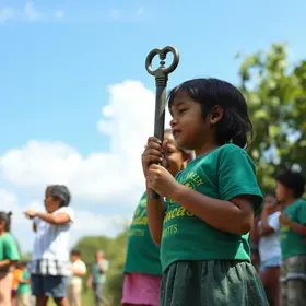 Crianças recebem chave simbólica de Juazeiro do Norte durante ação do Agosto Verde